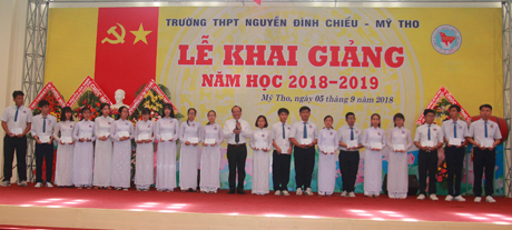 Phó Chủ tịch UBND tỉnh Trần Thanh Đức dự Lễ Khai giảng và trao học bổng cho học sinh tại Trường THPT Nguyễn Đình Chiểu. (Ảnh: Văn Thảo).
