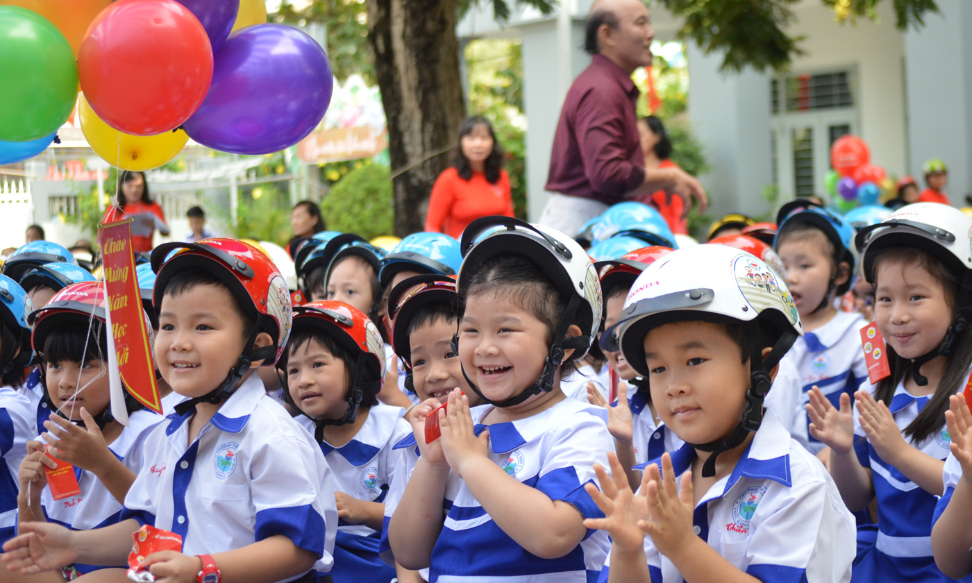 Niềm vui các em học sinh khi nón bảo hiểm.