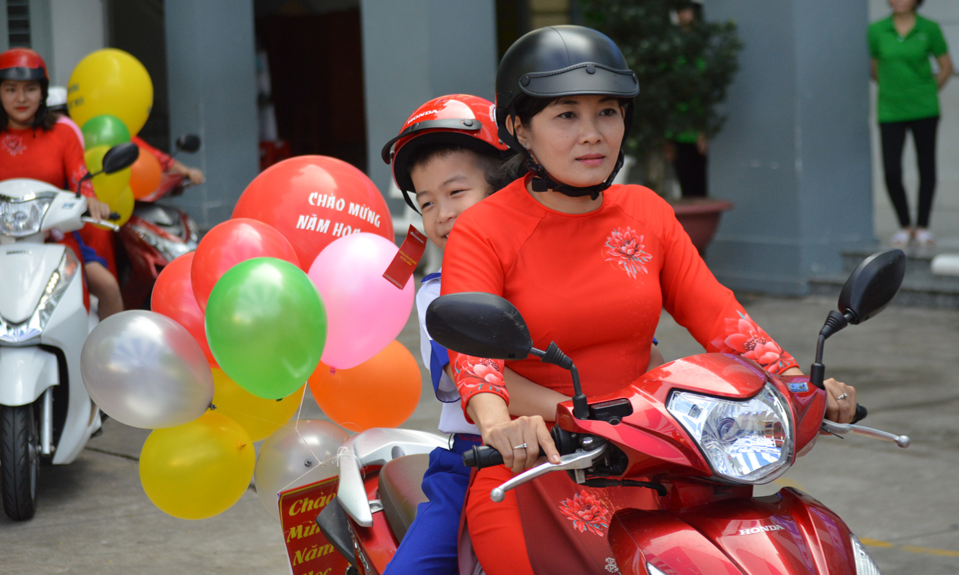 Các bậc phụ huynh hãy ý thức đội mũ bảo hiểm vì sinh mạng các em.