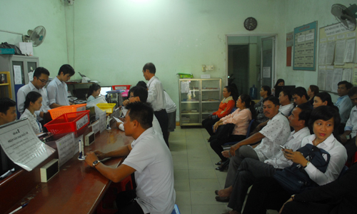 Người dân chờ làm thủ tục cấp GCNQSDĐ tại Chi nhánh VPĐKĐĐ TP. Mỹ Tho vào chiều 29-8.