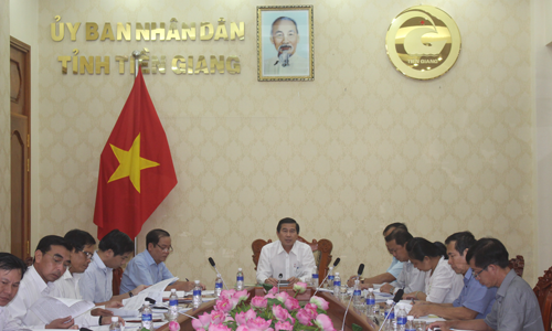 Chủ tịch UBND tỉnh Lê Văn Hưởng phát biểu tại buổi làm việc.