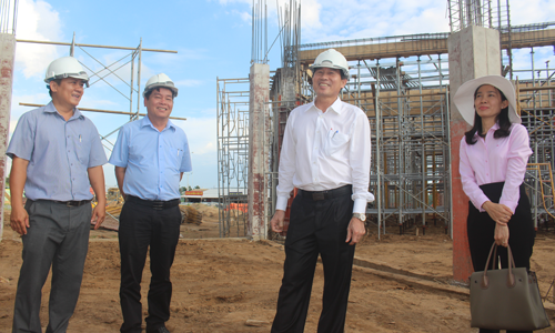 Chủ tịch UBND tỉnh kiểm tra tiến độ thi công tại Dự án Nhà Thiếu nhi tỉnh Tiền Giang ở quảng trường.