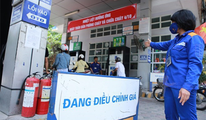 Một trong những cửa hàng trực thuộc Petrolimex chuẩn bị niêm yết giá mới. Ảnh: Đức Duy/Vietnam+