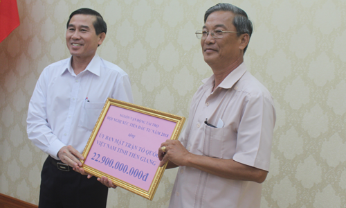 Trao bảng tượng trưng số tiền cho các đơn vị để phục vụ công tác an sinh xã hội.