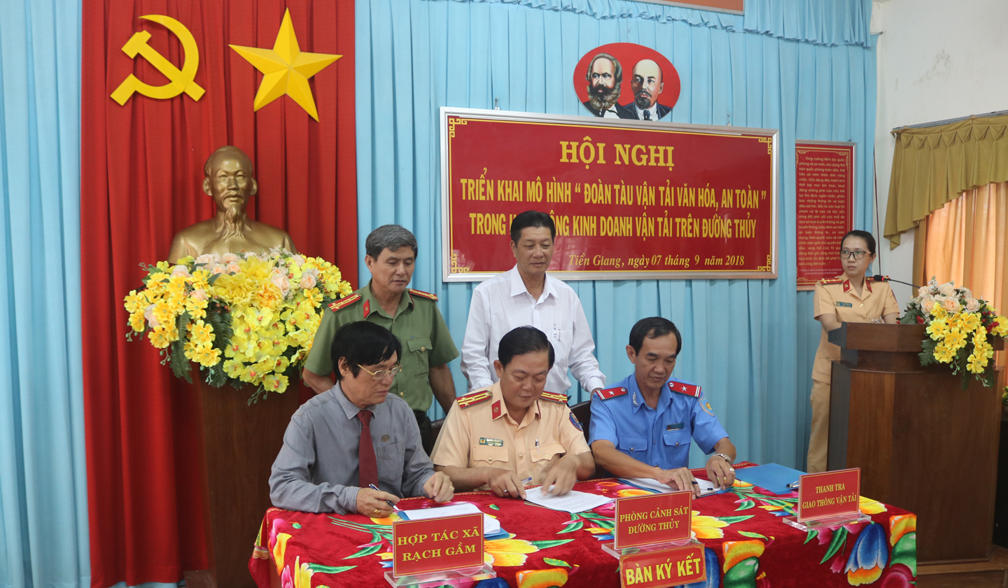 Đại diện lãnh đạo Phòng Cảnh sát đường thủy – Công an tỉnh, Thanh tra Giao thông vận tải tỉnh, hợp tác xã Rạch Gầm đã ký kế kế hoạch xây dựng mô hình “Đoàn tàu vận tải văn hóa, an toàn”.