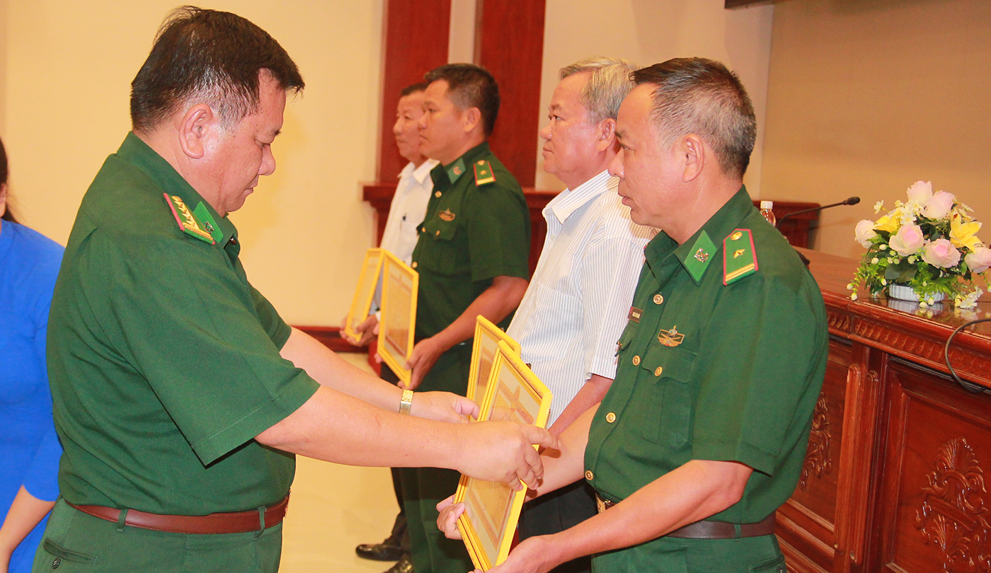 Đại tá Phạm Thái Sơn, Phó Tham mưu trưởng BĐBP trao bằng khen của Bộ tư lệnh BĐBP cho các tập thể, cá nhân.