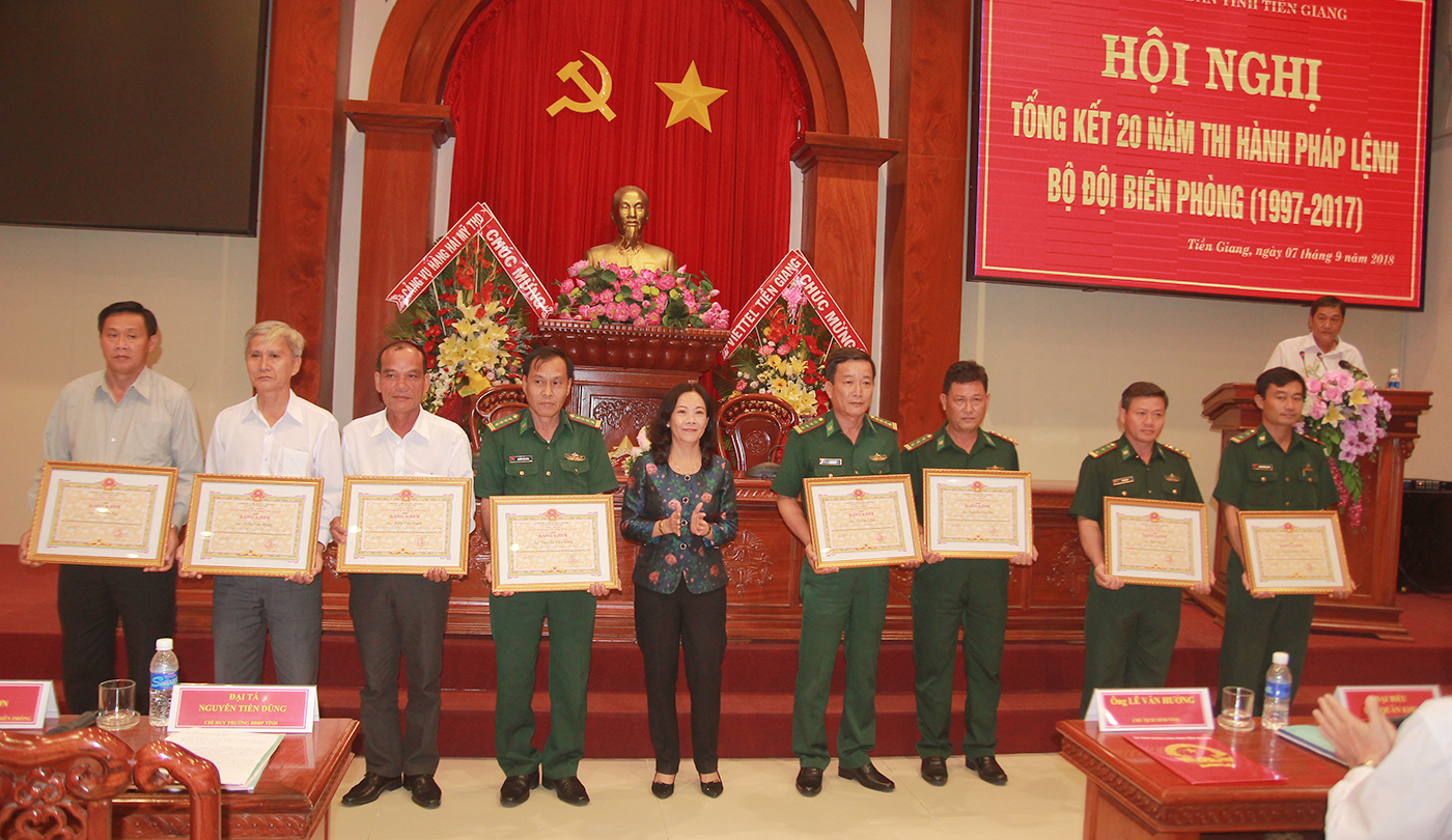 Phó chủ tịch HĐND tỉnh Tiền Giang Nguyễn Thị Sáng trao bằng khen cho các cá nhân.