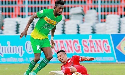 Cú ngã của CLB TPHCM ở vòng 21 khiến cho Cần Thơ và cũng như Nam Định, Sài Gòn mừng thầm. Ảnh: DƯƠNG THU
