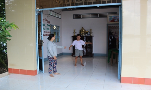 Chị Võ Thị Kim Phùng đã dọn hết đồ đạc trong nhà trước đề phòng sạc lỡ