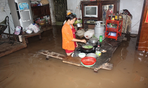 Sinh hoạt của người dân gặp nhiều khó khăn khi triều cường dâng cao