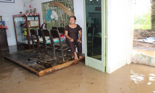 Bà Nguyễn Thị Diện thường xuyên mất ngủ vì nước dâng cao đến tận giường ngủ