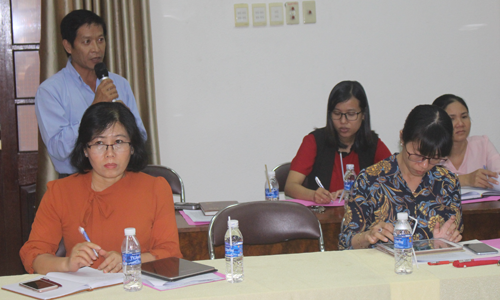 Đại diện doanh nghiệp khai thác du lịch phát biểu tại buổi làm việc.