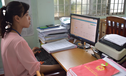 Cán bộ, công chức Bộ phận một cửa sử dụng thành thạo phần mềm Một cửa điện tử.