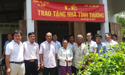 Trao nhà tình thương cho hộ nghèo tại xã Bình Nhì.
