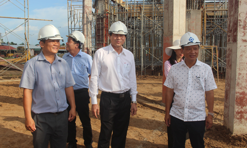 Chủ tịch UBND tỉnh Lê Văn Hưởng kiểm tra tiến độ thực hiện Dự án Nhà Thiếu nhi tỉnh.