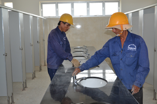 Công nhân đang tất bật thi công.