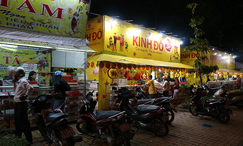 Khách hàng tham khảo và lựa chọn bánh Trung thu