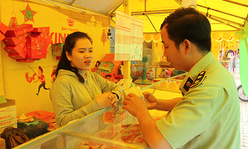 Đoàn kiểm tra cửa hàng bánh Trung thu