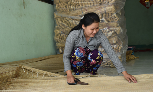 Chị Loan Chị kiểm tra lại các sản phẩm để kịp giao hàng.