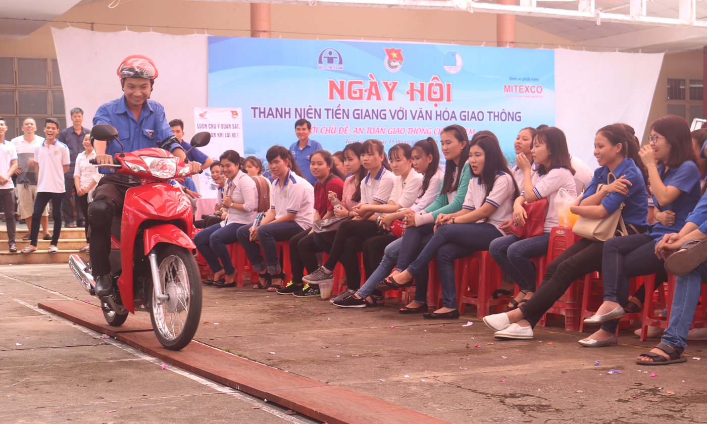 Đoàn viên thực hành chạy xe máy trên ván hẹp.