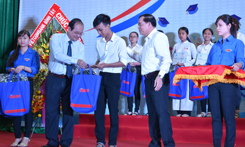 Đại diện đơn vị tài trợ và lãnh đạo 2 tỉnh Tiền Giang, Bến Tre trao học bổng cho sinh viên