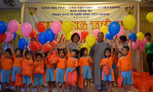 Chùa Tịnh Nghiêm tổ chức chương trình “Vui hội trăng rằm” và trao bánh trung thu cho các em