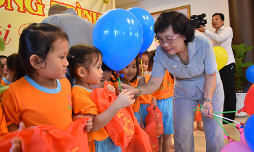 Chủ tịch Hội Khuyến học tỉnh trao quà cho các em