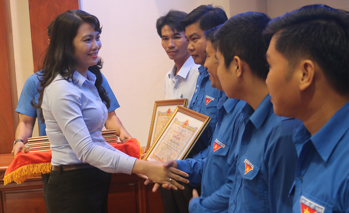 Bí thư Tỉnh đoàn Nguyễn Thị Uyên Trang trao bằng khen cho các cá nhân, tập thể có thành tích xuất sắc trong thực hiện chiến dịch.
