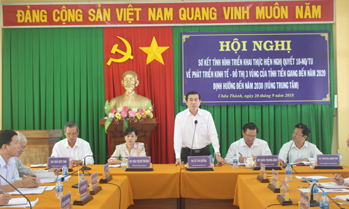 Chủ tịch UBND tỉnh Lê Văn Hưởng phát biểu tại hội nghị.