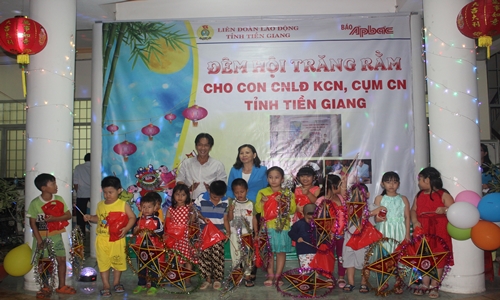 Đại diện Ban tổ chức trao quà cho các em thiếu nhi