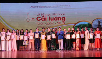 Ban Tổ chức trao tặng các giải thưởng tại Liên hoan Cải lương toàn quốc 2018. Ảnh: TTXVN