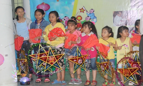 Các em thiếu nhi vui vẻ với quà tặng 