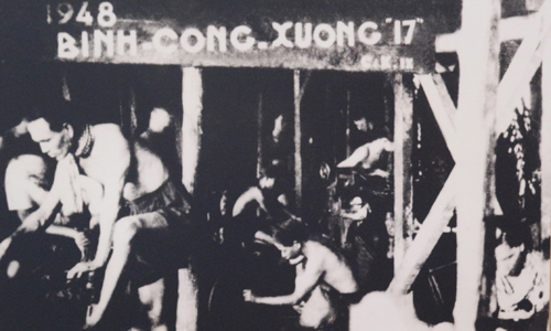 Binh công xưởng Gò Công trong giờ sản xuất vào năm 1948.