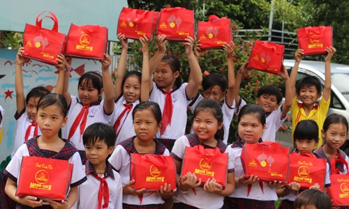 Các em thiếu nhi vui vẻ với quà tặng