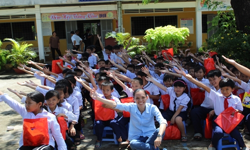 Các bé hào hứng khi đoạn tặng quà đến thăm