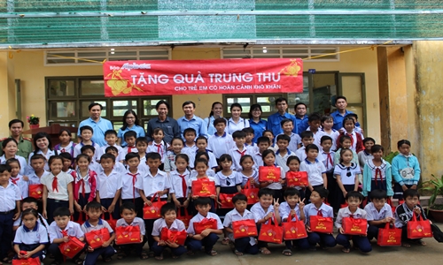 Ban tổ chức và các em chụp hình lưu niệm