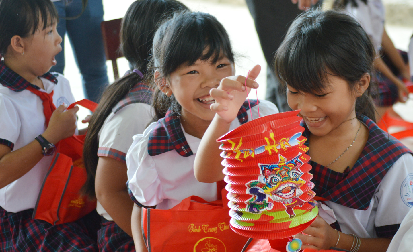 Háo hức xem quà bánh.