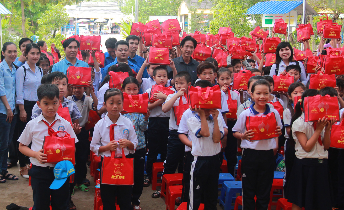 Trao quà trung thu năm cho học sinh nghèo Trường TH&THCS Phú Tân (huyện Tân Phú Đông).
