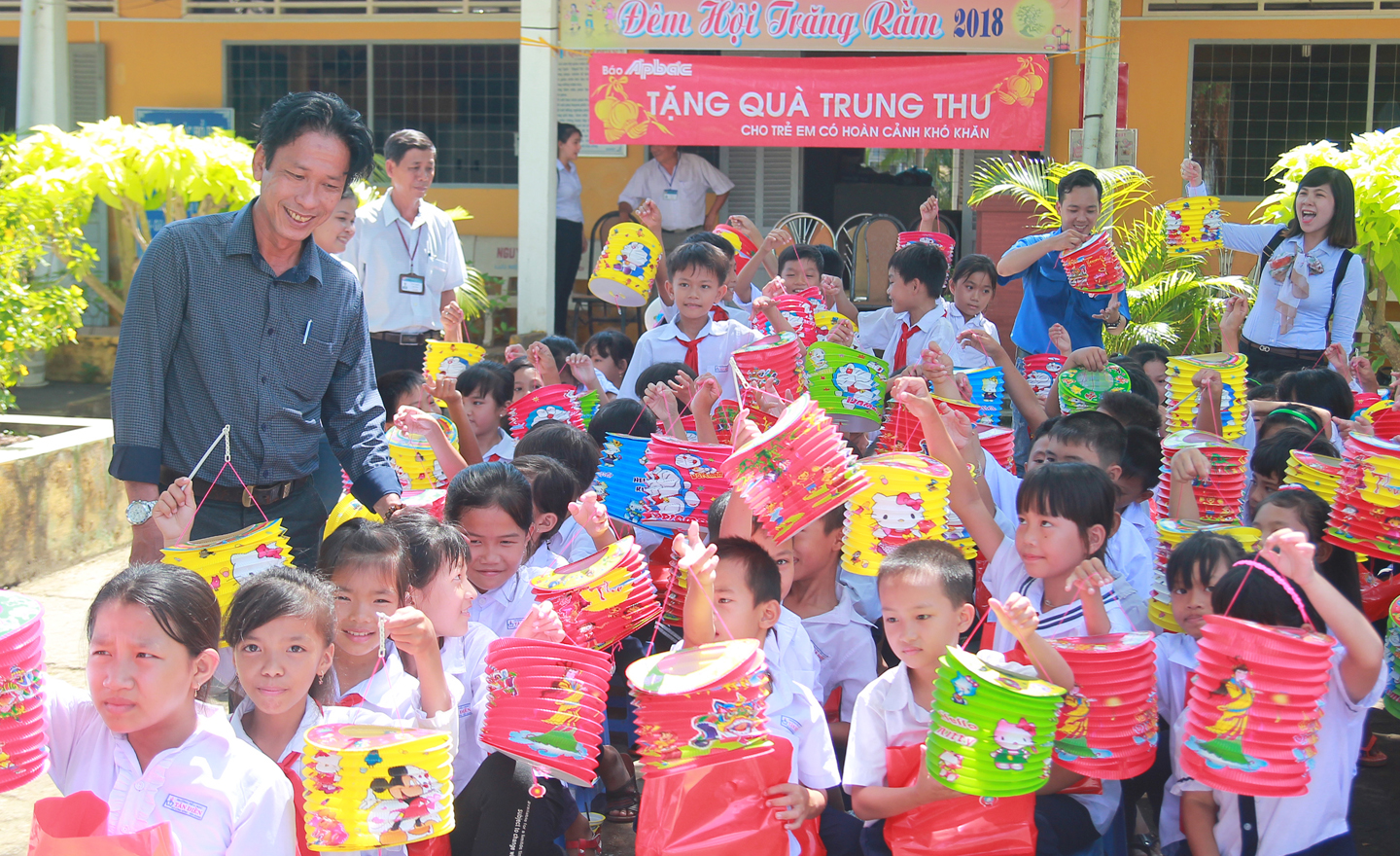 Trao quà trung thu năm cho học sinh nghèo Trường Tiểu học Tân Điền (huyện Gò Công Đông).