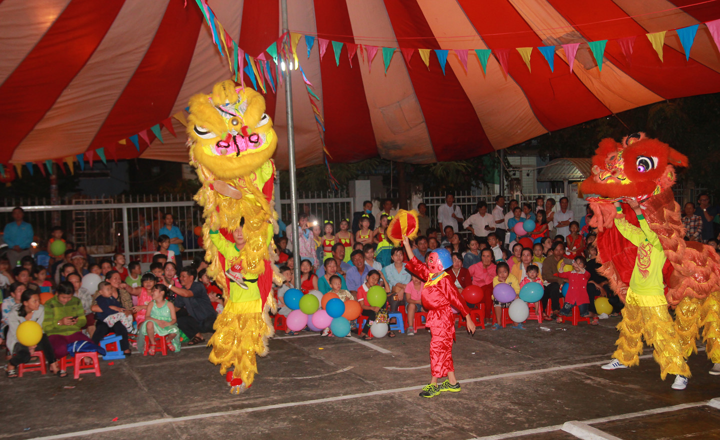 Múa lân rước đèn Trung thu