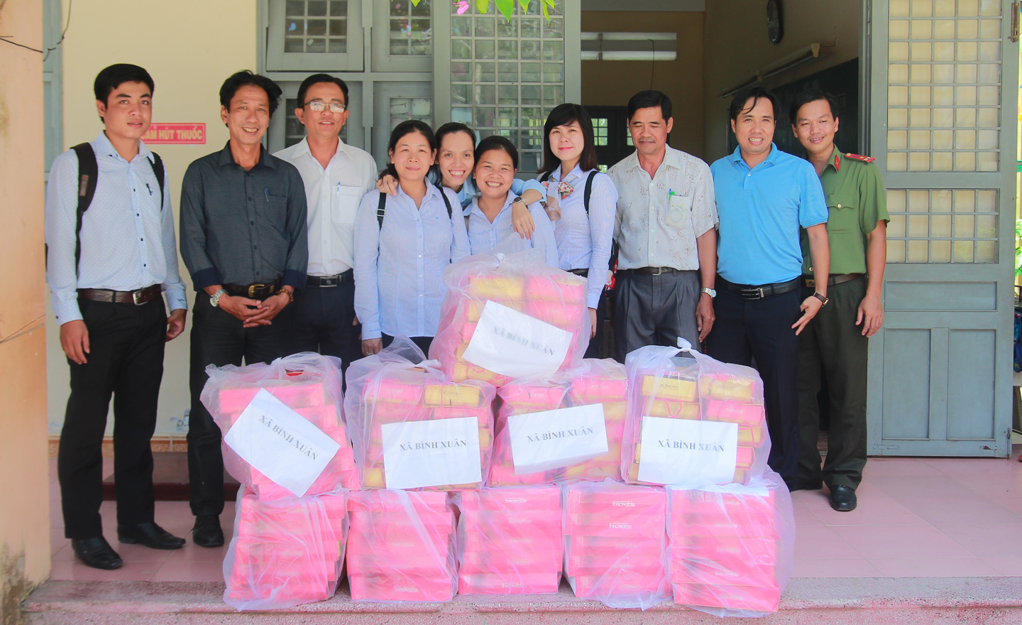 Đoàn dến trao quà tại xã Bình Xuân, TX.Gò Công.