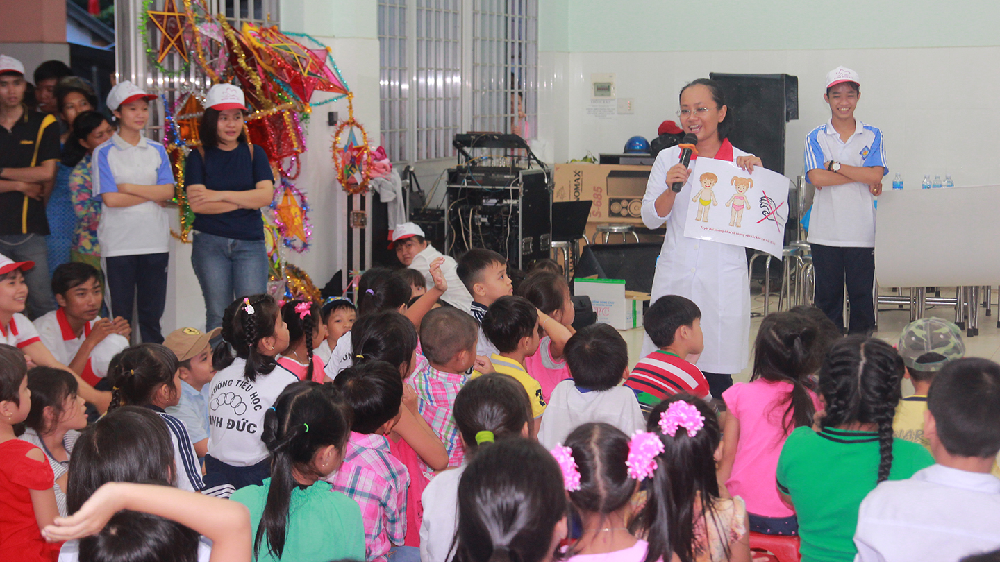 Các em tô màu và được bác sĩ hướng dẫn các vùng kín cần bảo vệ cho các em.