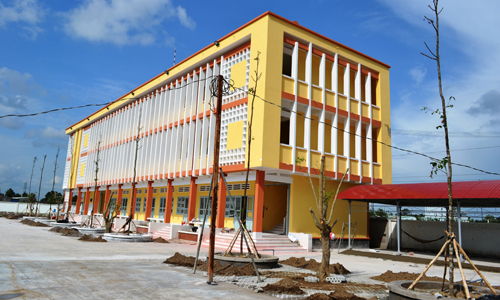 Từ khi triển khai thí điểm mô hình Bí thư cấp ủy đồng thời là Chủ tịch UBND cấp xã, xã Tân Hương không ngừng phát triển.  (Ảnh: Một trường học ở xã Tân Hương đang được đầu tư xây dựng khang trang)