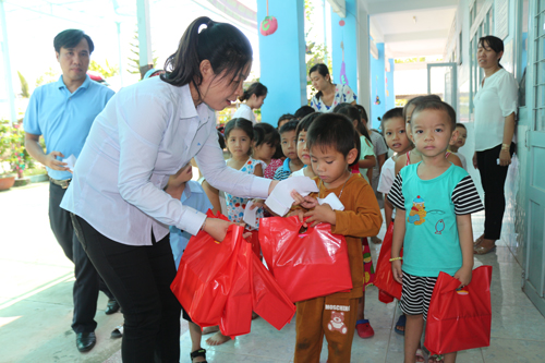 Các em học sinh có hoàn cảnh khó khăn của Trường Mầm non Kiểng Phước nhận quà trung thu của Báo Ấp Bắc.  	                                                                        Ảnh: H.L