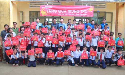 Báo Ấp Bắc trao quà trung thu từ Chương trình “Tặng quà trung thu cho trẻ em có hoàn cảnh khó khăn” năm 2018 cho các em học sinh có hoàn cảnh khó khăn ở các xã bãi ngang ven biển của tỉnh.                         	                                                     												                                                                         Ảnh: VĂN THẢO - BẠCH CÚC