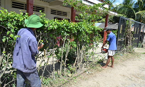 Người dân xã Tân Lý Đông phá dỡ hàng rào hiến đất phục vụ mở rộng giao thông nông thôn
