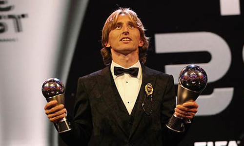 Modric bên danh hiệu The Best 2018. Ảnh bongdaplus.vn