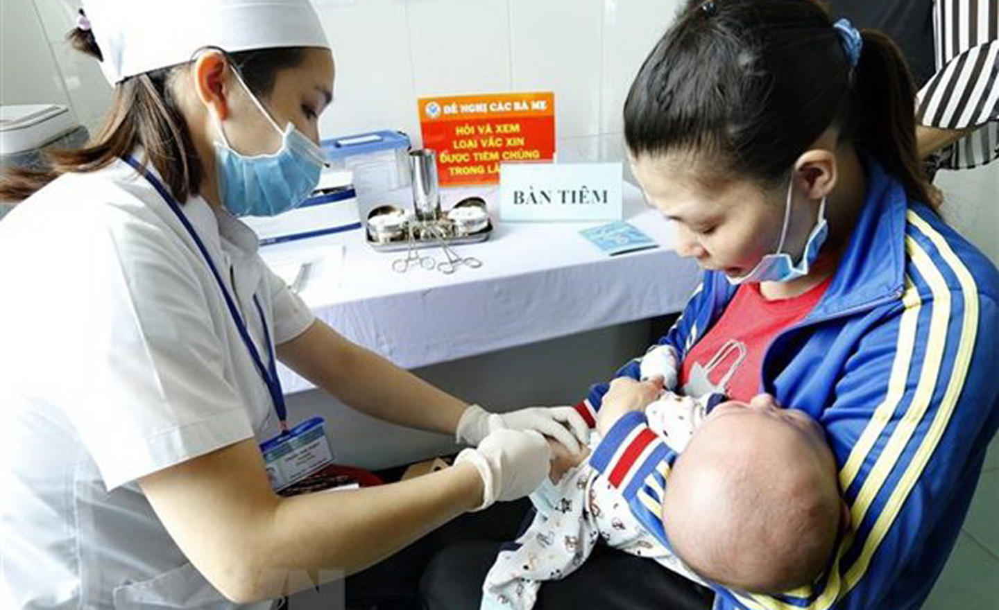 Nhân viên y tế tiêm chủng cho trẻ. (Ảnh:Dương Ngọc/TTXVN)
