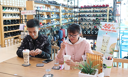 Kết hợp kinh doanh thời trang và cà phê sách