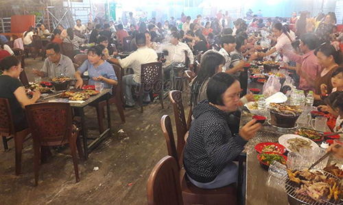 Quán Buffet 99k rất đông khách đến ăn 